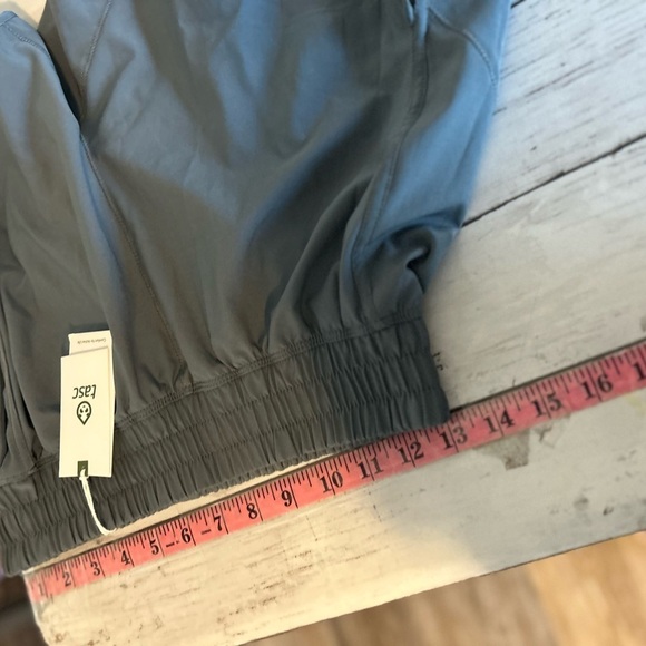 NWT Tasc Medium Ready 2-in-1 Short Storm gray - Picture 12 of 12